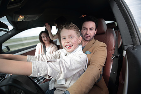 快乐的儿子驾驶汽车闲暇女性游客假期母亲父母微笑窗户乐趣家庭图片