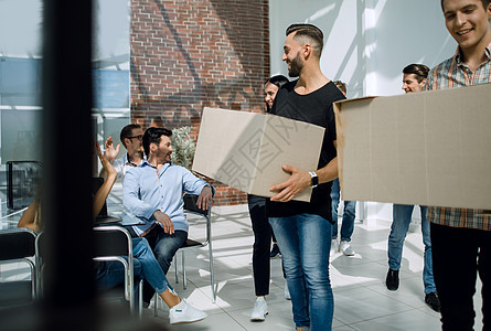 创意商业团队将纸板箱带入新办公室搬迁人士男人自由职业者工作职场纸板成人购物朋友们图片
