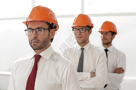 一组年轻的建筑设计师帽子办公室建设者头盔顾问承包商检查员成功人士领班图片