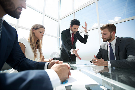 与商业团队举行工作会议时生气勃勃的商务人士压力分歧男性男人老板惩戒商务管理人员人士经理图片