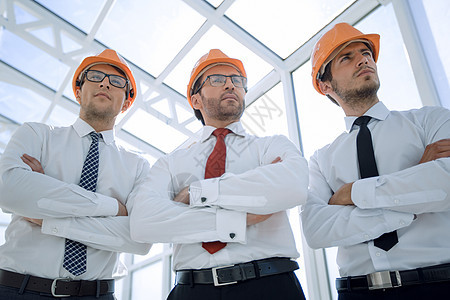 一组身着防护头盔的建筑师和设计师建筑学职业商务人士橙子建设者领班工作帽子成人图片