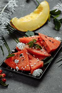 黑色盘子上的新鲜红西瓜片果汁白盘子甜点桌子种子小吃热带营养饮食素食主义者图片