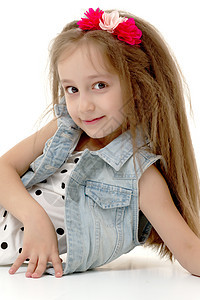 一个小女孩的近身肖像工作室衣服幸福裙子孩子头发发型快乐女性喜悦图片