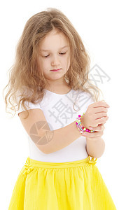 一个小女孩把手镯放在她的手臂上金发女性孩子项链微笑头发珠子珠宝婴儿黄色图片