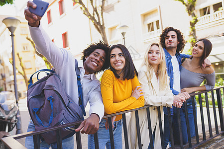 多种族朋友团体在街上用智能手机拍自拍 校对 Portnoy女性多样性学生微笑喜悦照片青年女孩闲暇幸福图片