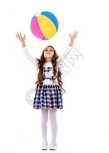 小女孩在玩球 小姑娘在玩球足球白色运动女儿微笑幸福粉色女孩童年蓝色图片