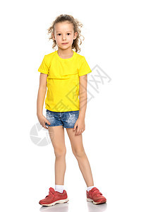 一个穿着短裤和背心的好女孩童年衬衫学校婴儿女性女孩乐趣快乐工作室女儿图片