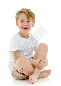 一个小男孩穿着纯白色T恤 笑 情感童年幸福乐趣微笑工作室男生青年男性喜悦儿童图片
