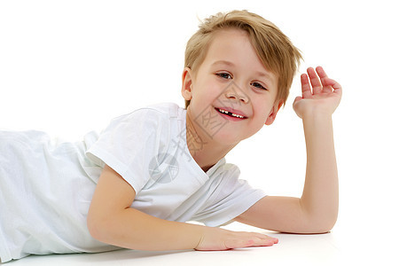 一个小男孩穿着纯白色T恤 笑 情感乐趣微笑工作室儿童男性男生喜悦幸福青年童年图片