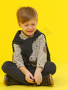 小男孩哭着哭泣伤害眼睛儿子婴儿男生悲伤童年疼痛生活悲哀图片