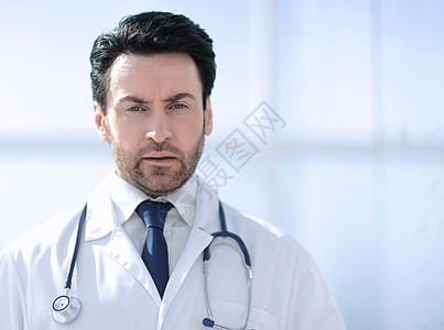 以模糊背景为背景的严肃医生肖像广告工作商业咨询成人健康医师房间援助职业图片