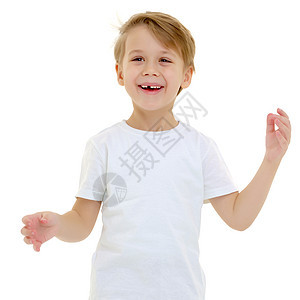 一个小男孩穿着纯白色T恤 笑 情感童年喜悦男生乐趣儿子青年男性儿童工作室微笑图片