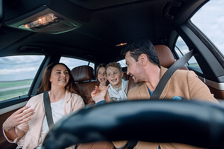 乘车旅行的幸福家庭儿子父母女士母亲航程父亲司机汽车运输女性图片