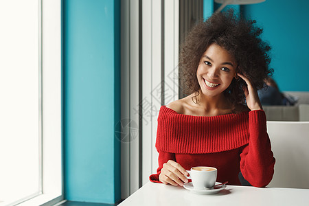 咖啡厅喝咖啡的黑人快乐女孩图片