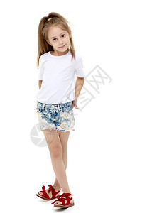 穿着纯白色T恤的小女孩 做广告和短裤女孩快乐微笑青年广告衣服女性孩子童年棉布图片