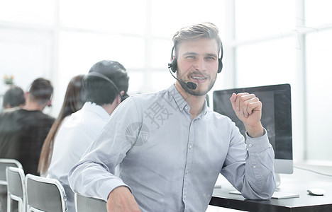 操作员在工作单位的亮点办公室呼叫中心人士职员电话男人商业顾客耳机蓝图男性服务图片
