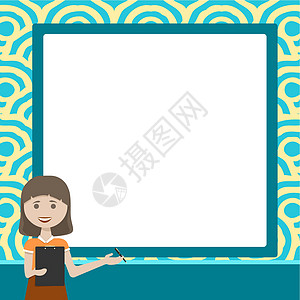 女士绘图站着拿着剪贴板向团队提出新想法 使用木板为学生展示新技术乐趣女性人士教育框架微笑海报推介会幸福成功图片