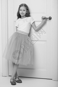 有个小女孩站在门边微笑窗户男生裙子冒充房子快乐头发婴儿孩子图片