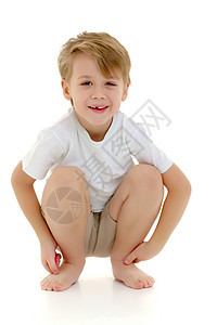 一个小男孩穿着纯白色T恤 笑 情感儿童乐趣幸福快乐微笑男生童年青年儿子喜悦图片