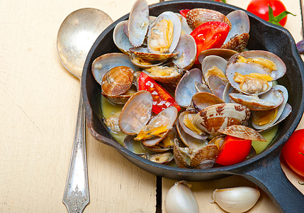 铁棍上的鲜蛤甲壳贝壳壳类贝类美食香菜乡村蛤蜊盘子烹饪图片