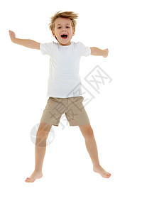 穿干净白色T恤的小男孩跳起来很有趣身体童年精力蓝色闲暇小路运动男生乐趣舞蹈图片
