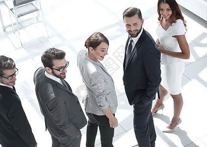 一组成功的商业界人士站立在后方视图中图片