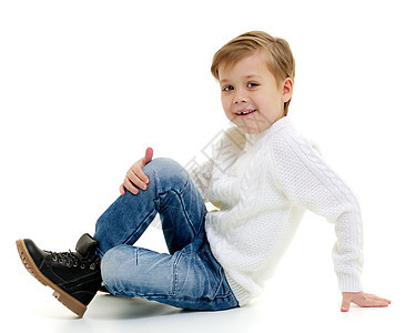 小男孩坐在地板上婴儿快乐童年微笑情感儿子孩子工作室房间乐趣图片
