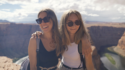 大峡谷快乐的人们假期悬崖国家游客旅游旅行远足者女性女孩照片图片