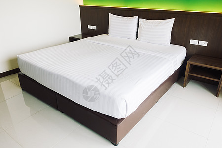 床上白枕头亚麻房间风格白色奢华卧室装饰蓝色套房酒店背景图片