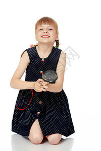 一个小女孩透过放大镜看一个小姑娘喜悦幸福微笑教育玩具白色女性侦探探索镜片图片