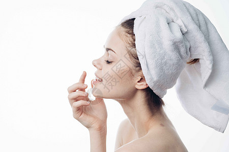 洗完澡后 妇女头部用毛巾做皮肤护理女性青少年嘴唇成人鼻子肤色肩膀福利药品卫生图片