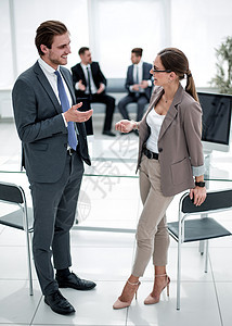 女商务人士和女商务人士站在办公室里 与接待员交谈 笑声职业男人领导互动商界合作工作团队商务伙伴图片