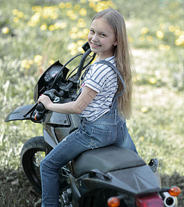 骑摩托车的小摩托小姑娘图片