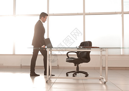 现代商务人士在一个宽敞的办公室里图片