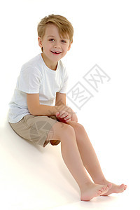 一个小男孩穿着纯白色T恤 笑 情感儿童喜悦儿子乐趣男性青年男生工作室快乐童年图片