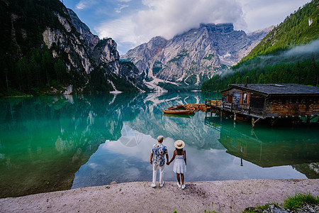 壮观的浪漫之地 高山湖上有典型的木船 Braies 湖 白云岩 南蒂罗尔 意大利 欧洲顶峰远足高山岩石假期冒险反射风景森林公园图片