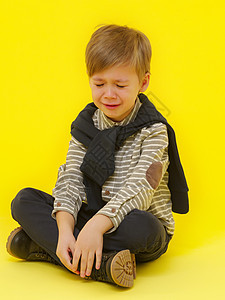小男孩哭着哭泣伤害悲伤悲哀眼睛婴儿疼痛情感童年儿子男生图片