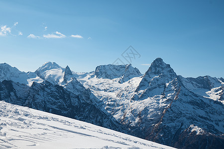 Dombay 阿尔卑斯山 白雪覆盖的斜坡 山上的第一场雪 阳光和好天气 冬季滑雪季节风景薄雾成就自然景观顶峰山脉全景旅游个性旅行图片