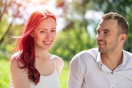 在公园约会的年轻情侣家庭拥抱快乐男朋友浪漫夫妻女性城市朋友们乐趣图片