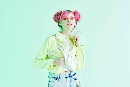 装扮时装服装工作室模特的粉色头发独角兽派对潮人衣服艺术品太阳镜艺术海报乐趣坡度图片