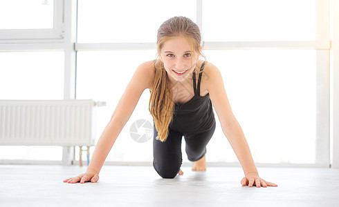 从事锻炼的年轻漂亮女孩女性地面活力娱乐重量肌肉活动瑜伽身体运动员图片
