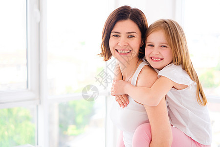母亲带着女儿的小女孩女孩拥抱着她微笑成人乐趣喜悦孩子幸福快乐女士童年妈妈图片