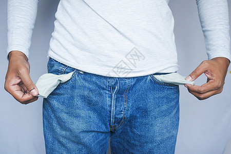 年轻人显示带复制空间的空小口袋裤袋债务男人现金危机衬衫经济危机金融危机衣服图片