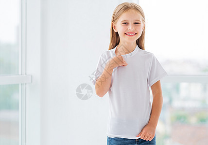 穿新白色T恤衫的小女孩幸福店铺微笑广告青少年空白纺织品身体衣服童年图片