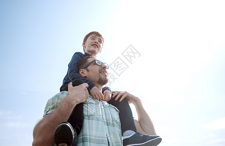 小儿子坐在他父亲的肩上图片