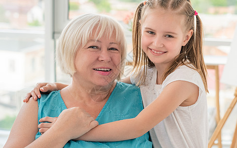 和小孙女抱在一起开心的祖母图片