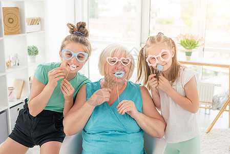 带纸眼镜的女孩和妇女帮助老年长老祖母青少年女性房间孙女女士家庭图片