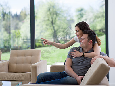 拥抱沙发的英俊夫妇丈夫女性男朋友幸福妻子女朋友情人亲热微笑女孩图片