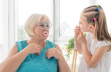 和奶奶在一起快乐的小女孩乐趣房间家庭孙子女士荣誉孙女长老祖父母祖母图片