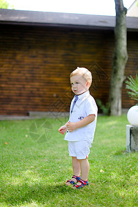 小美国男孩 站在草地上图片